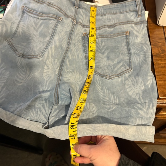d/C Jeans by Pennington's Faded Shorts with Bleached out Leaf Pattern Size16 - Picture 10 of 10